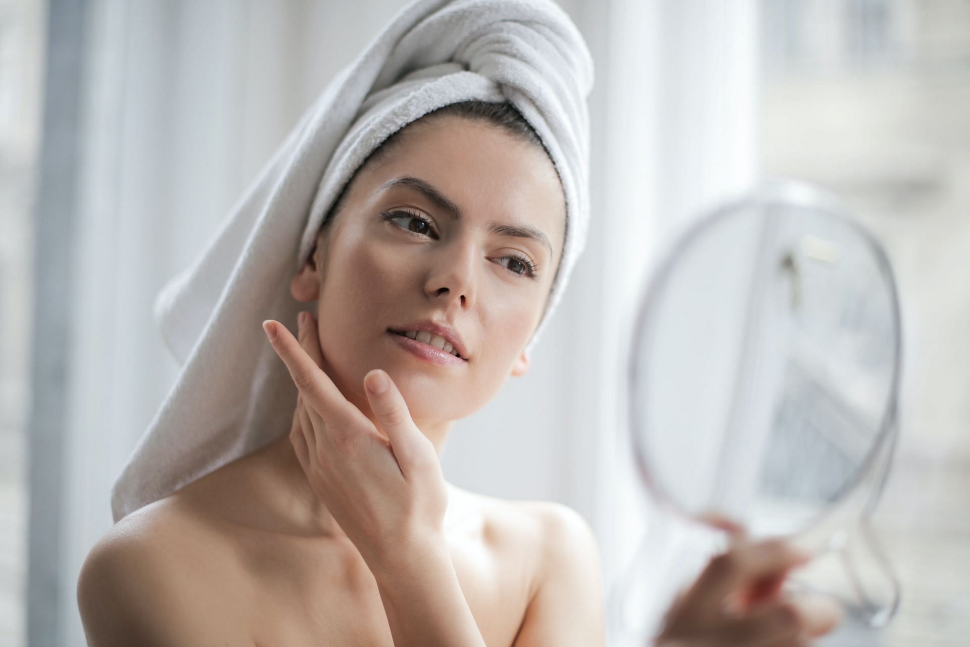 A healthy skin care routine helps in reducing fine lines and wrinkle. (Image via Pexels / Andrea Piacquadio)