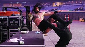 WWE SmackDown में Roman Reigns की हालत हुई काफी ज्यादा खराब, पहले स्टनर और फिर टेबल पर पटकते हुए किया 'अधमरा'