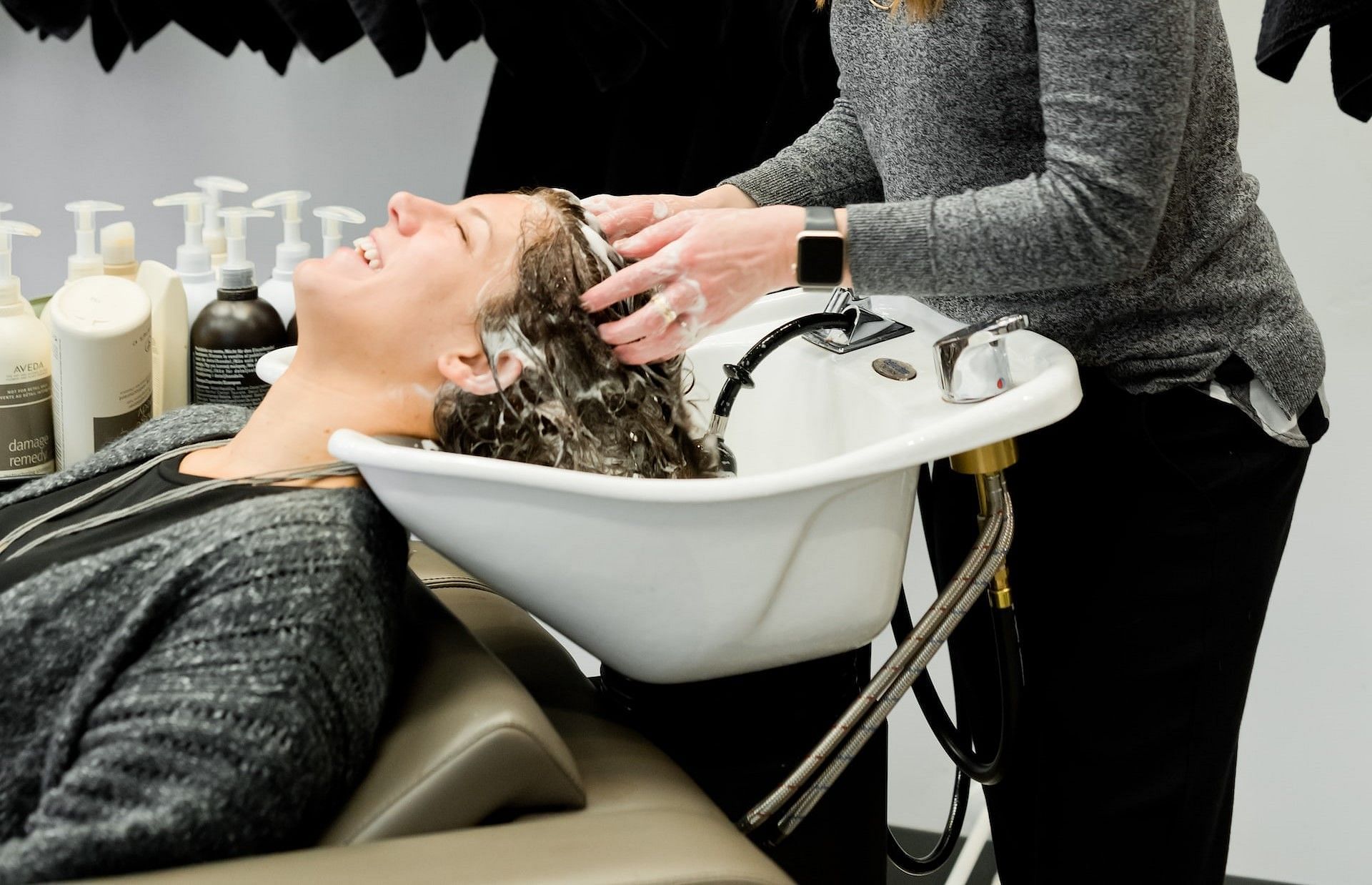 Treating dandruff (Photo via Unsplash/Adam Winger)