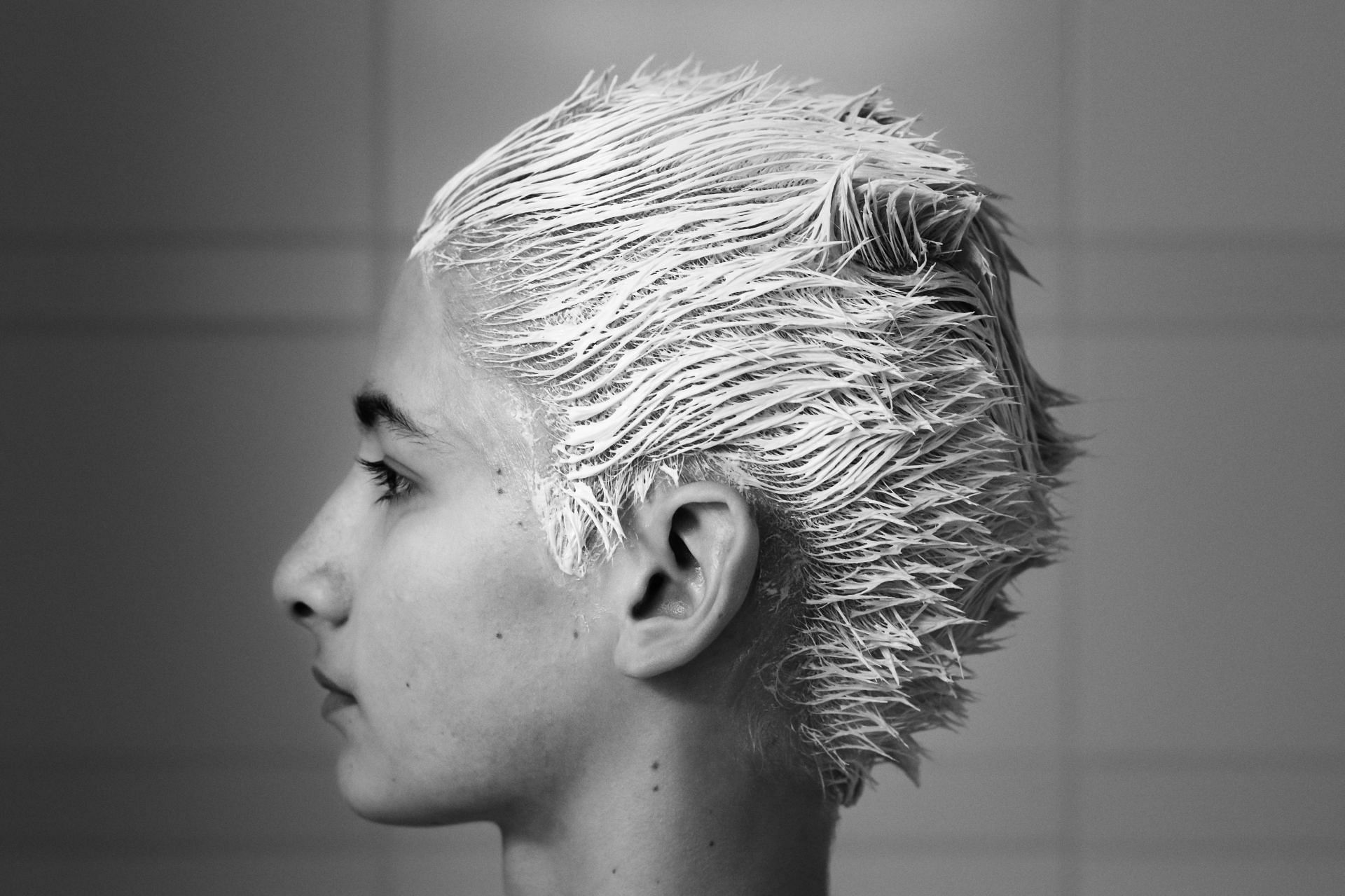 Using styling products like wax and gel can lead to oily and greasy hair. (Image via Unsplash/Greg Rosenke)