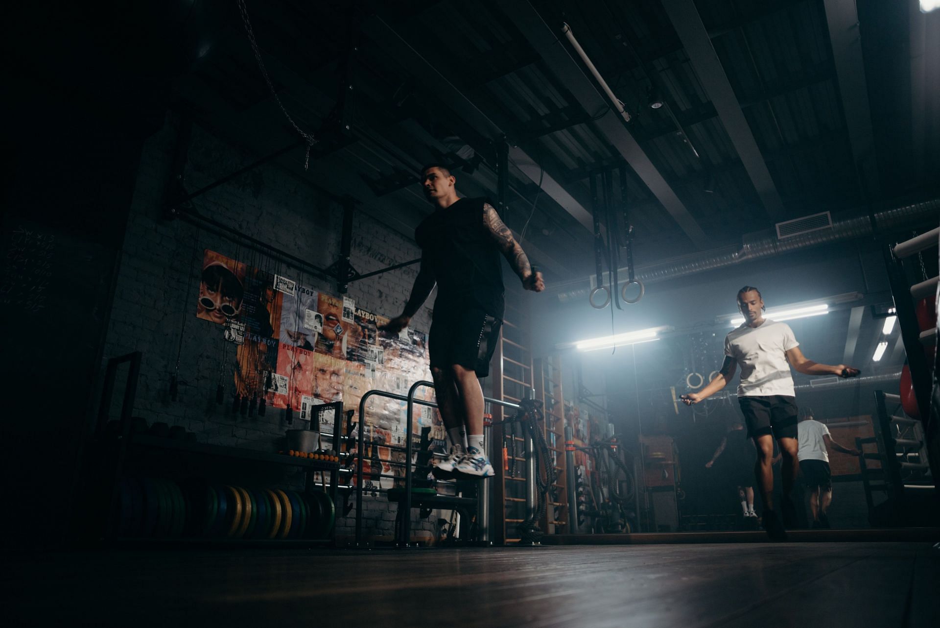 Jumping rope can help you burn a tremendous amount of calories. (Image via pexels/Cottonbro Studio)