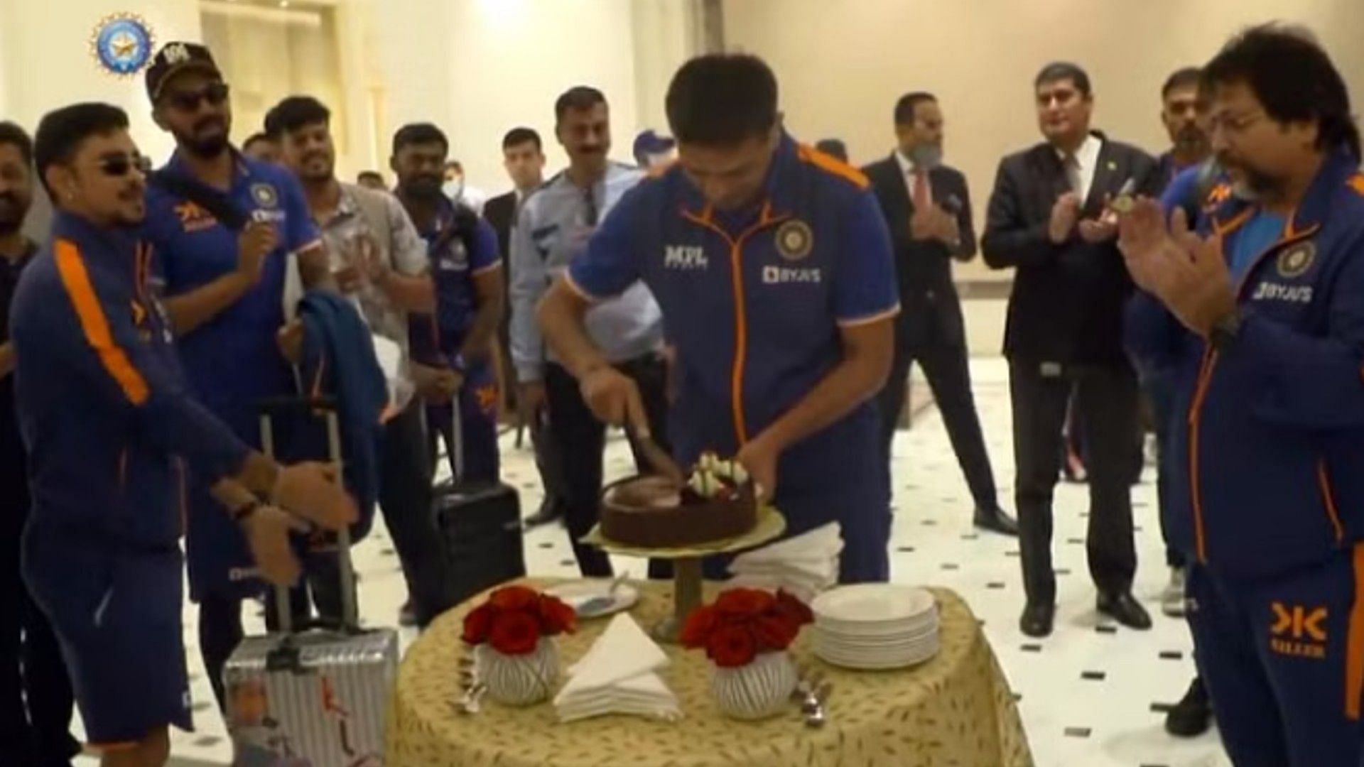 राहुल द्रविड़ का जन्मदिन मनाती भारतीय क्रिकेट टीम
