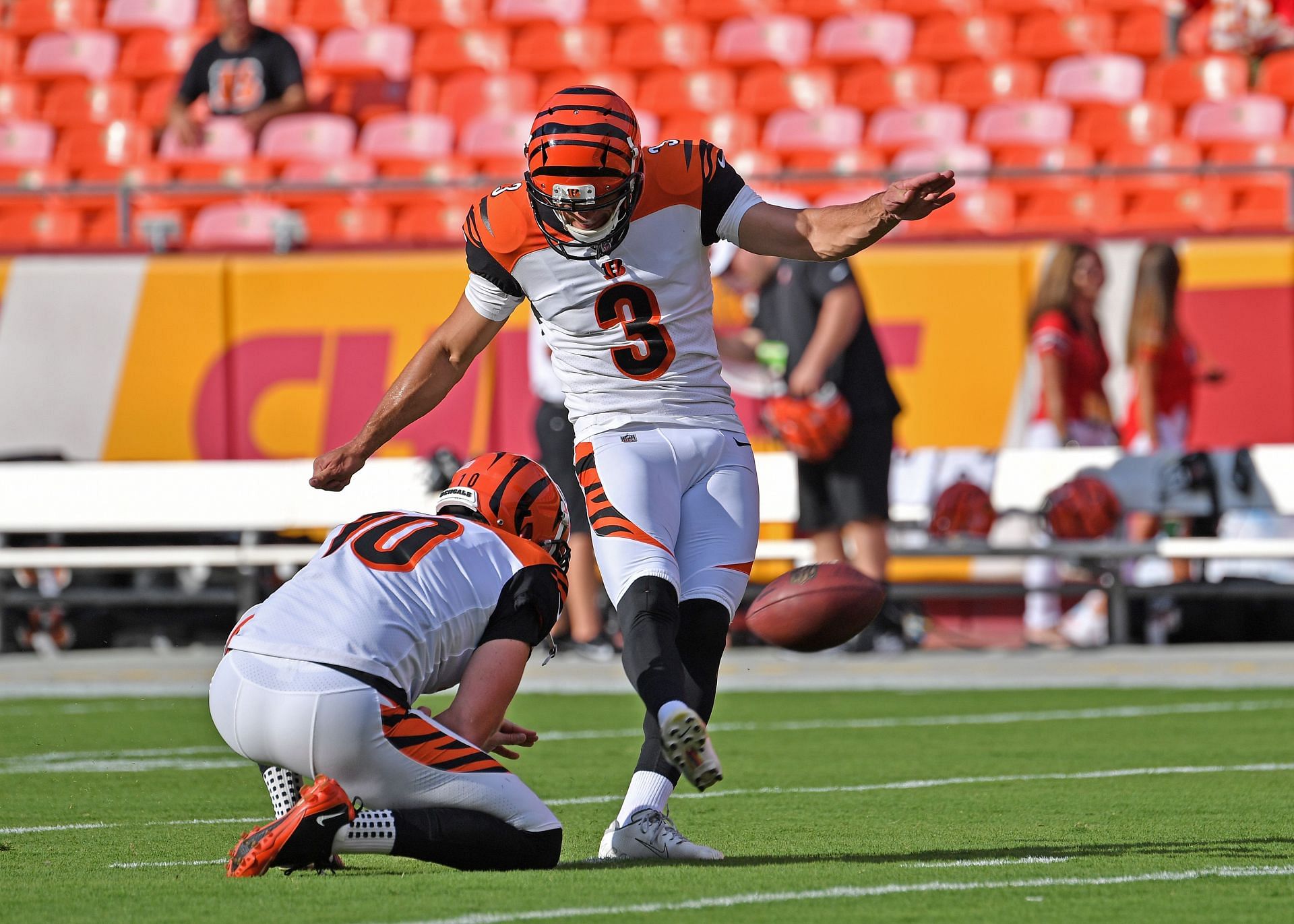 Dallas Cowboys sign kicker Tristan Vizcaino as insurance after