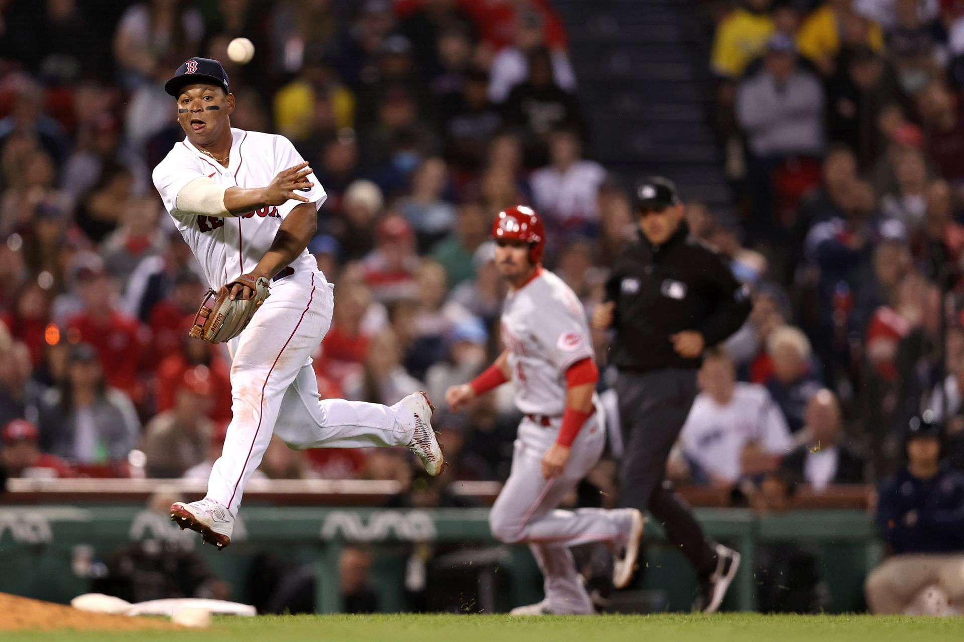 Red Sox formally announce Devers' 11-year, $331M contract extension