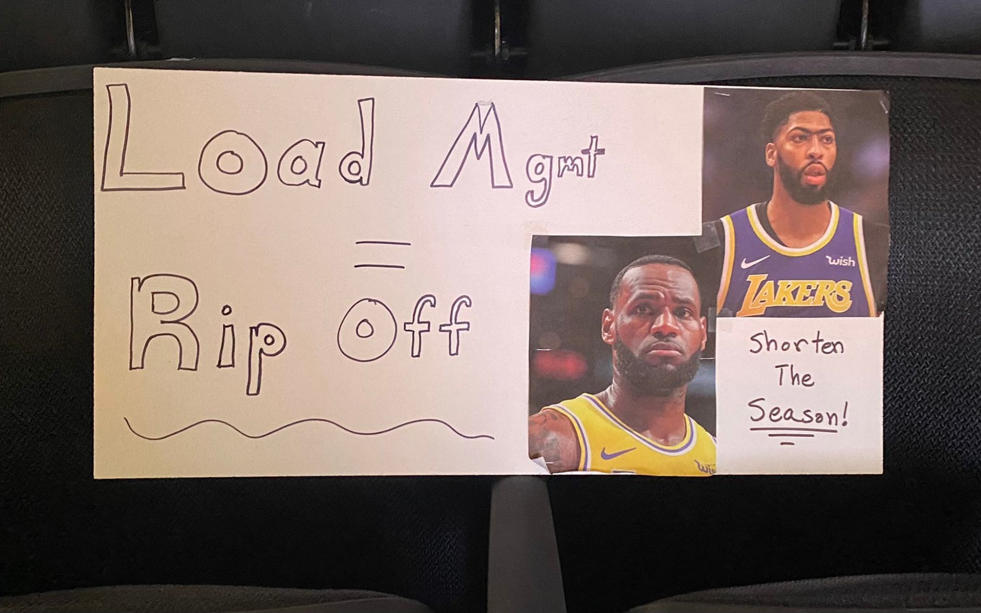 Fan leaves sign at the end of Lakers-Nets game [Photo source: Twitter]