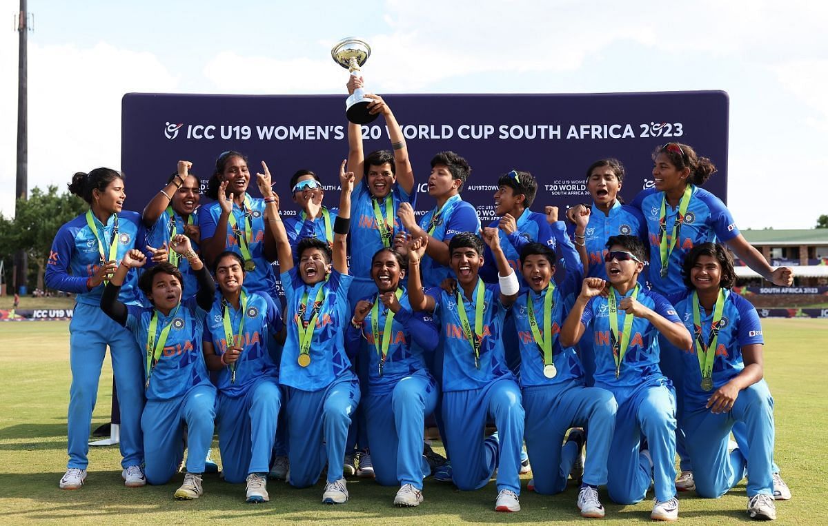 आईसीसी महिला अंडर-19 वर्ल्ड कप ट्रॉफी विजेता भारतीय टीम 