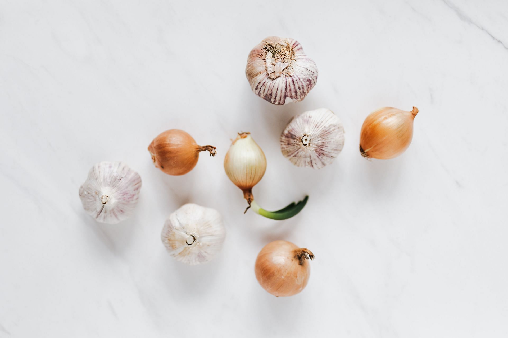 Pungent smelling foods from the onion and garlic family are halitosis-causing foods (Image via Pexels @Karolina Grabowska)