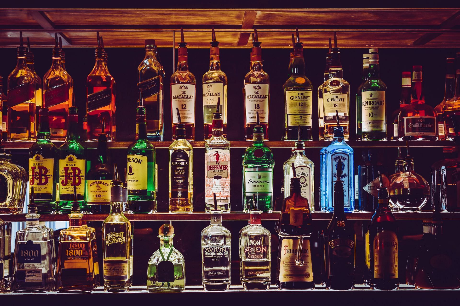 Alcohol is another culprit in reduced testosterone levels (Image via Pexels @Chris f)