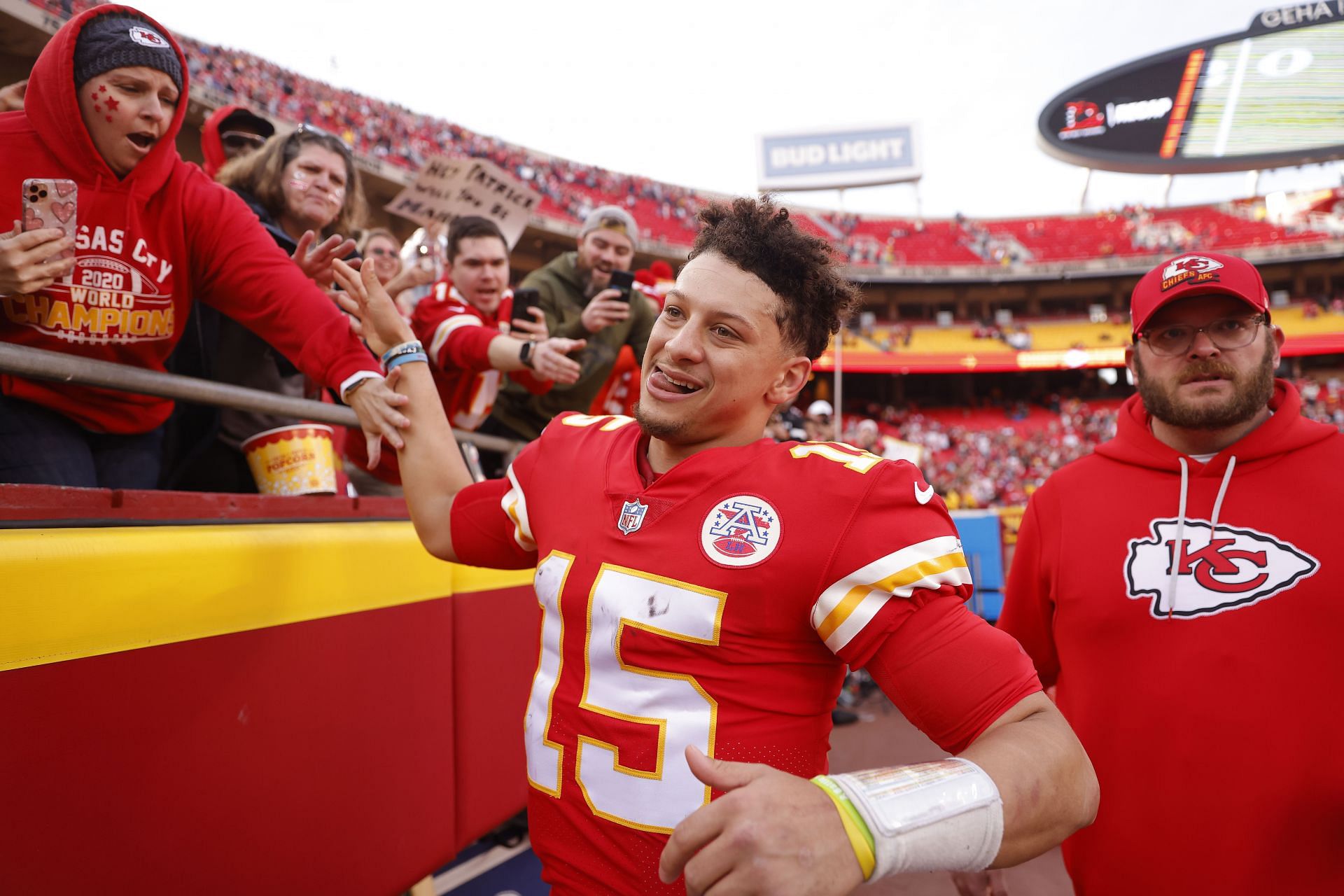 Patrick Mahomes Pays Tribute To His Dad, Patrick Mahomes rolls into  tonight's The Kansas City Chiefs game wearing his dad's New York Mets jersey.  (via NFL), By MLB