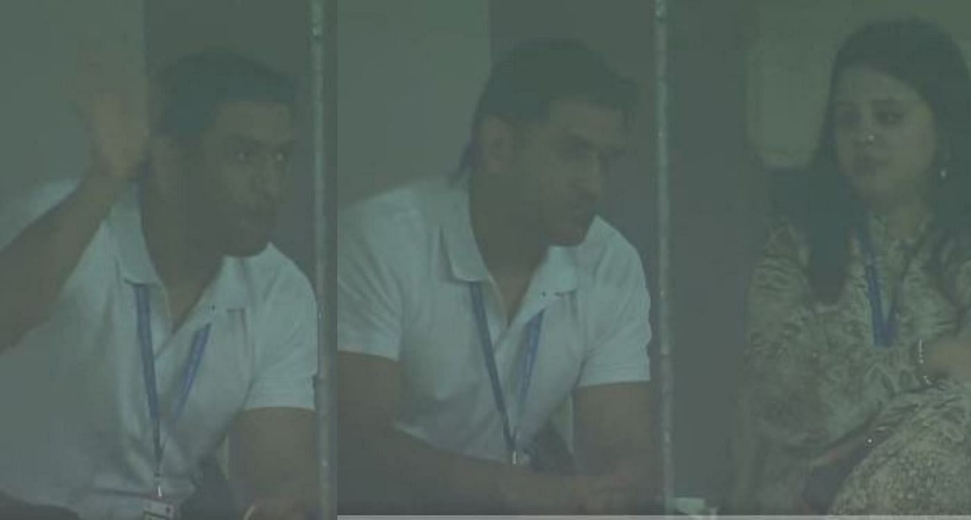 एम एस धोनी अपनी पत्नी के साथ मैच देखने पहुंचे
