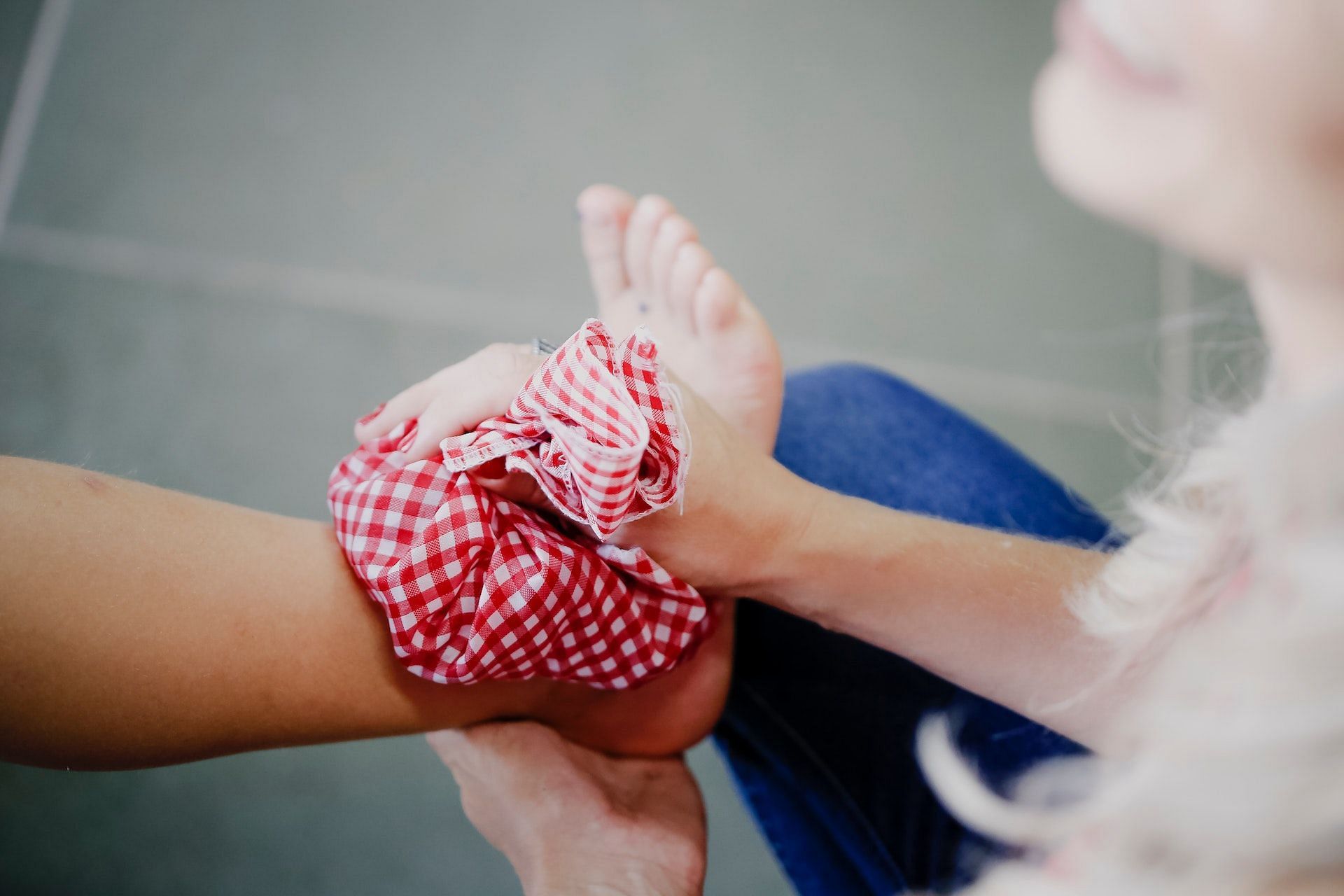 Applying ice pack on the bite is one of the best natural treatments for spider bites. (Photo via Pexels/Vidal Balielo Jr.)