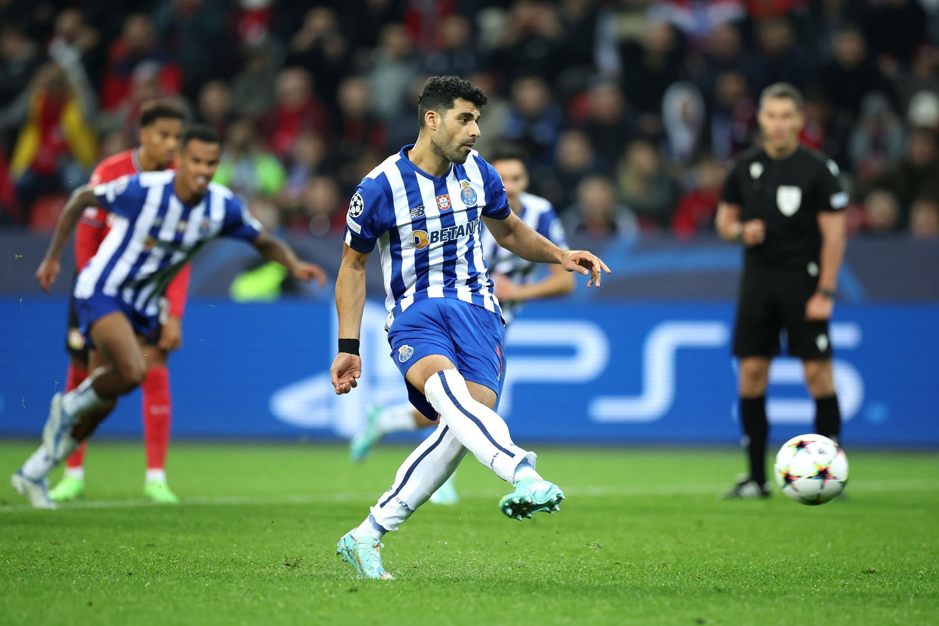 Bayer 04 Leverkusen v FC Porto: Group B - UEFA Champions League