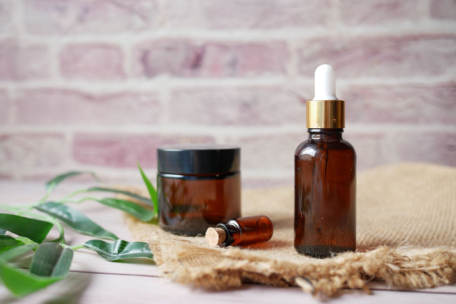 Using tea tree oil for your skin has various benefits, here are some of our favorites! (image via unsplash/Towfiqu Barbhuiya)