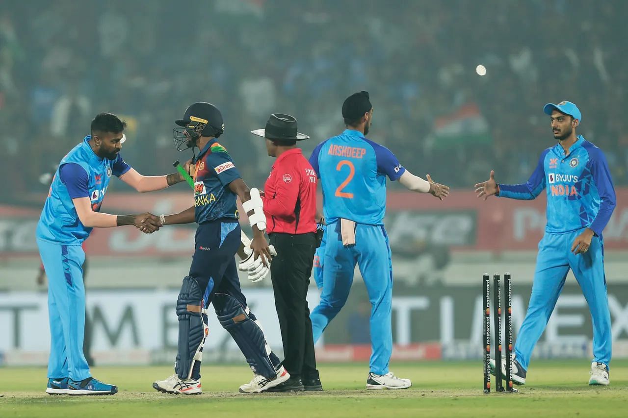 भारत ने श्रीलंका को बुरी तरह हराया 