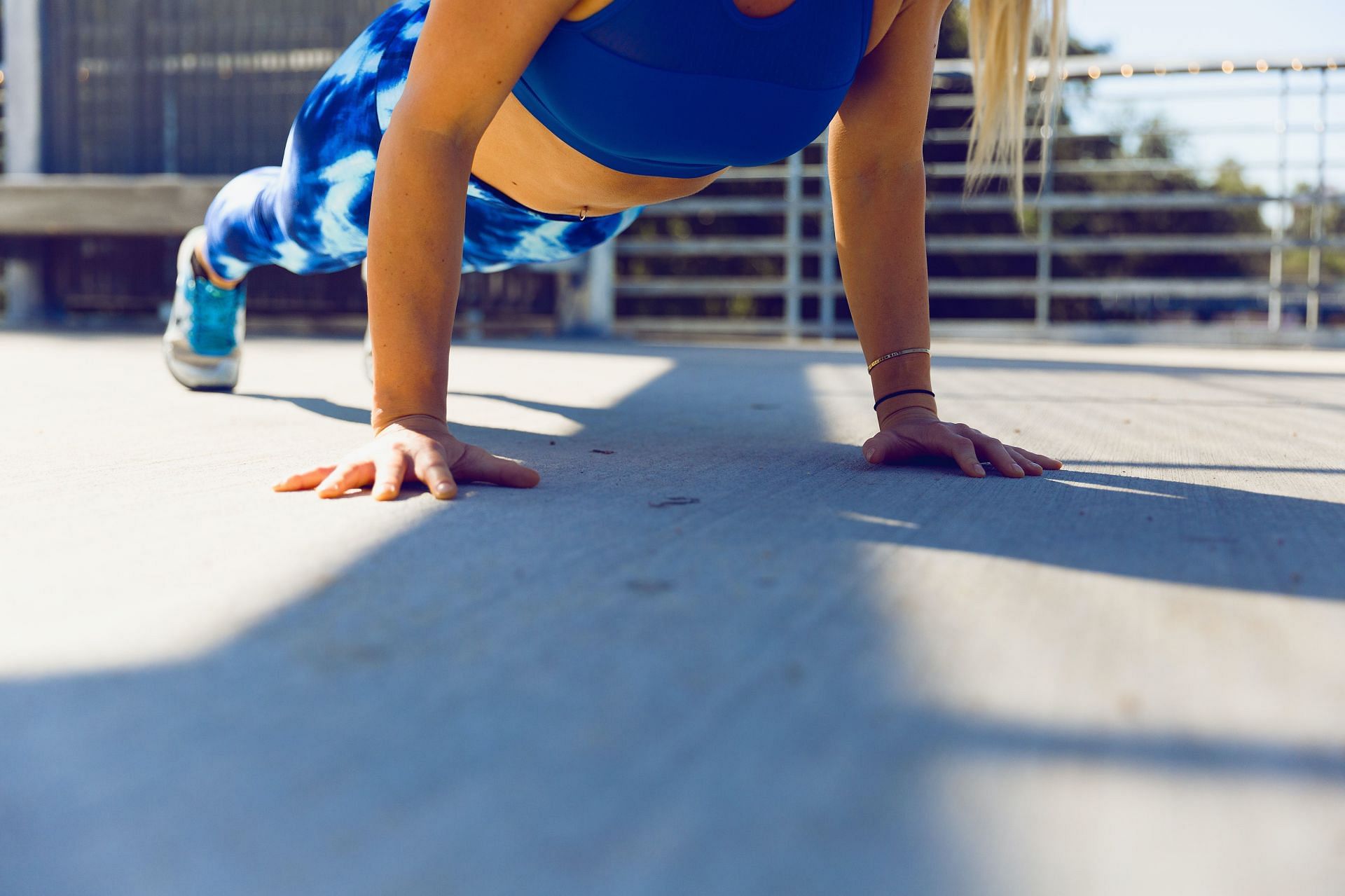 Side plank exercise helps in strengthening your core. (Image via Unsplash / Ayo Ogunseinde)