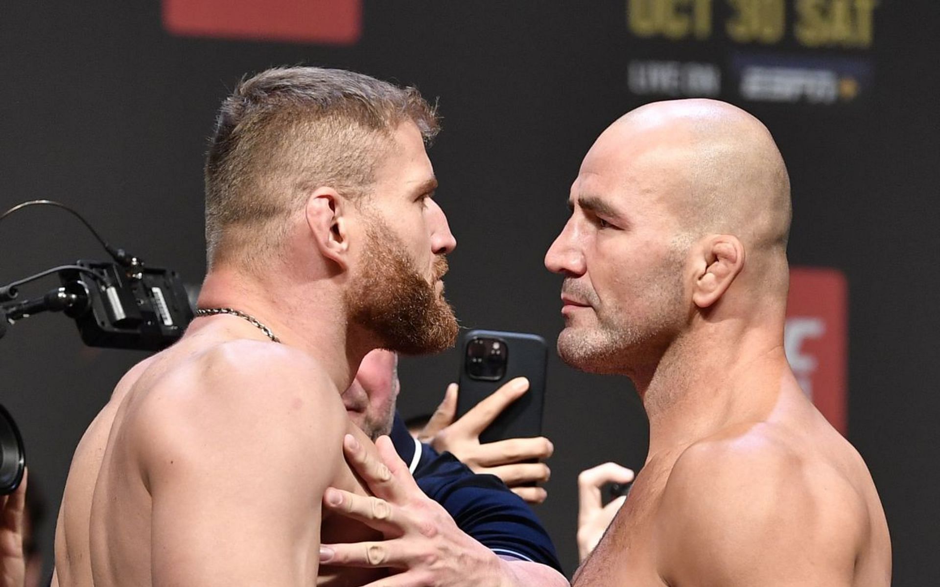 Jan Blachowicz (left) and Glover Teixeira (right). [via Getty Images]