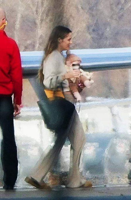 Riley Keough & Ben Smith-Petersen Take Baby Daughter On Grocery Run