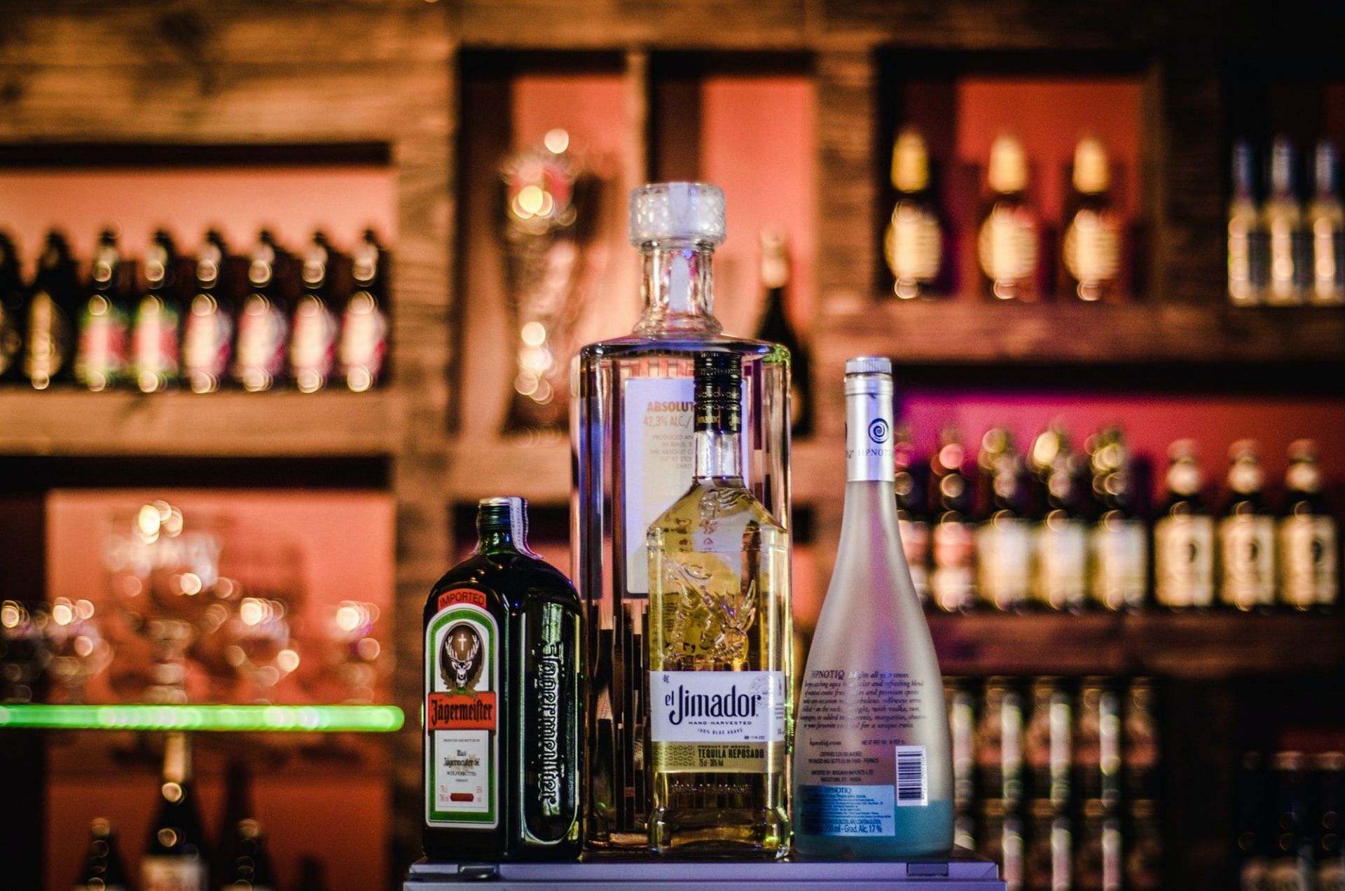 Restrict alcohol consumption (Image via Pexels/Isabella Mendes)