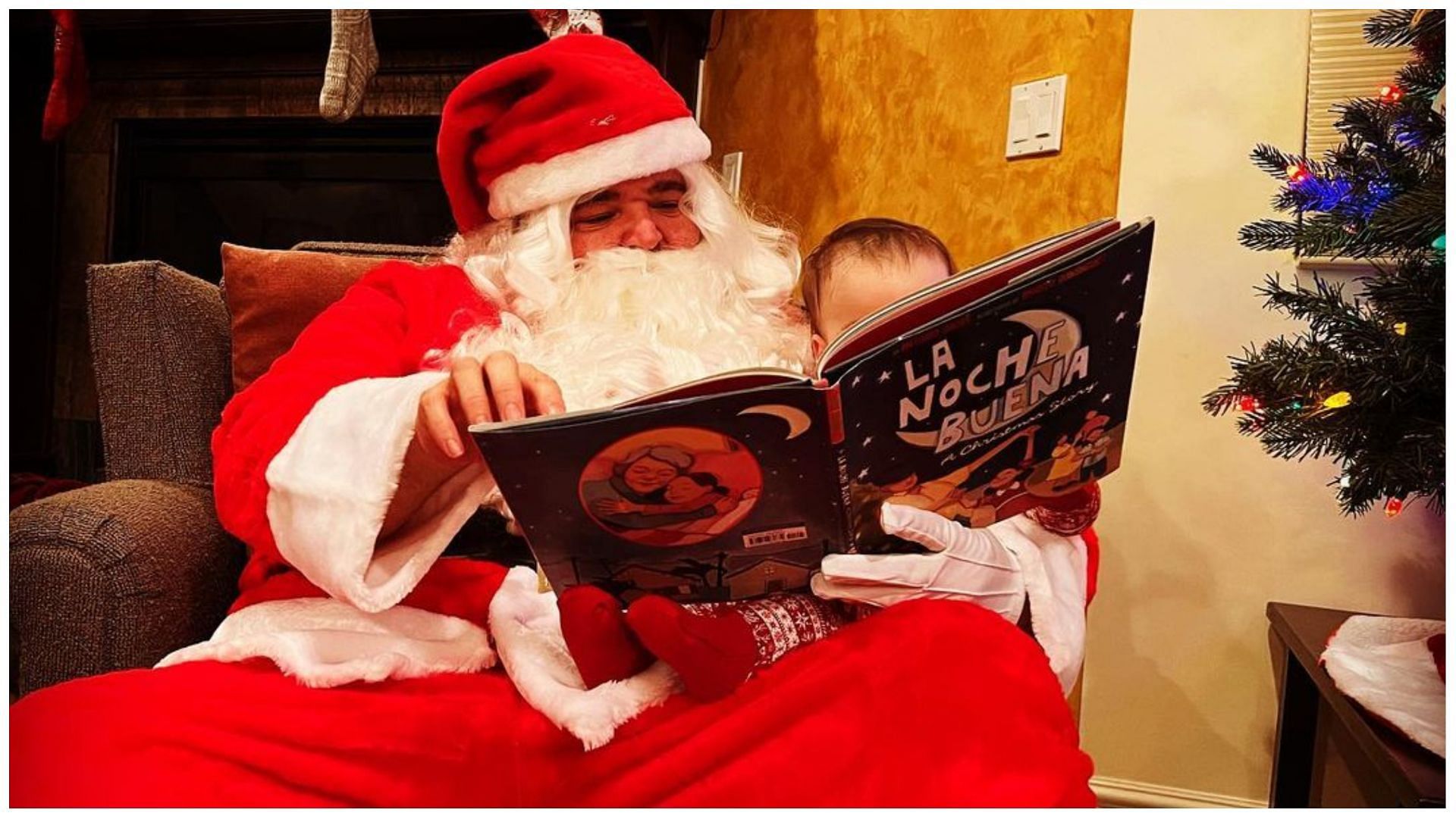 Jorge Garcia dressed up as Santa. (Image via Instagram @pronouncedhorhay)