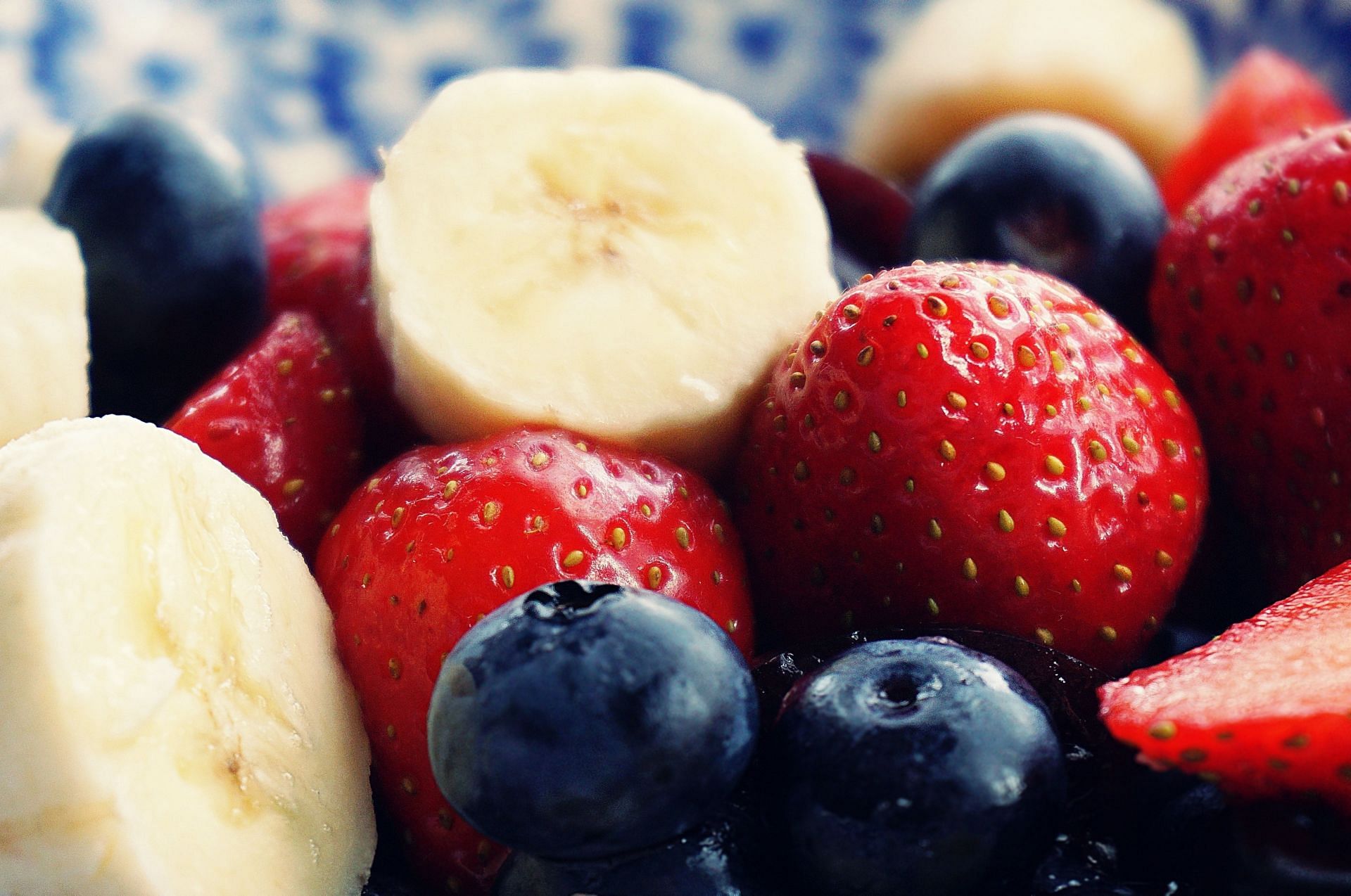 Benefits of bananas: great snack for atheletes (Image via Pexels/Suzy Hazelwood)