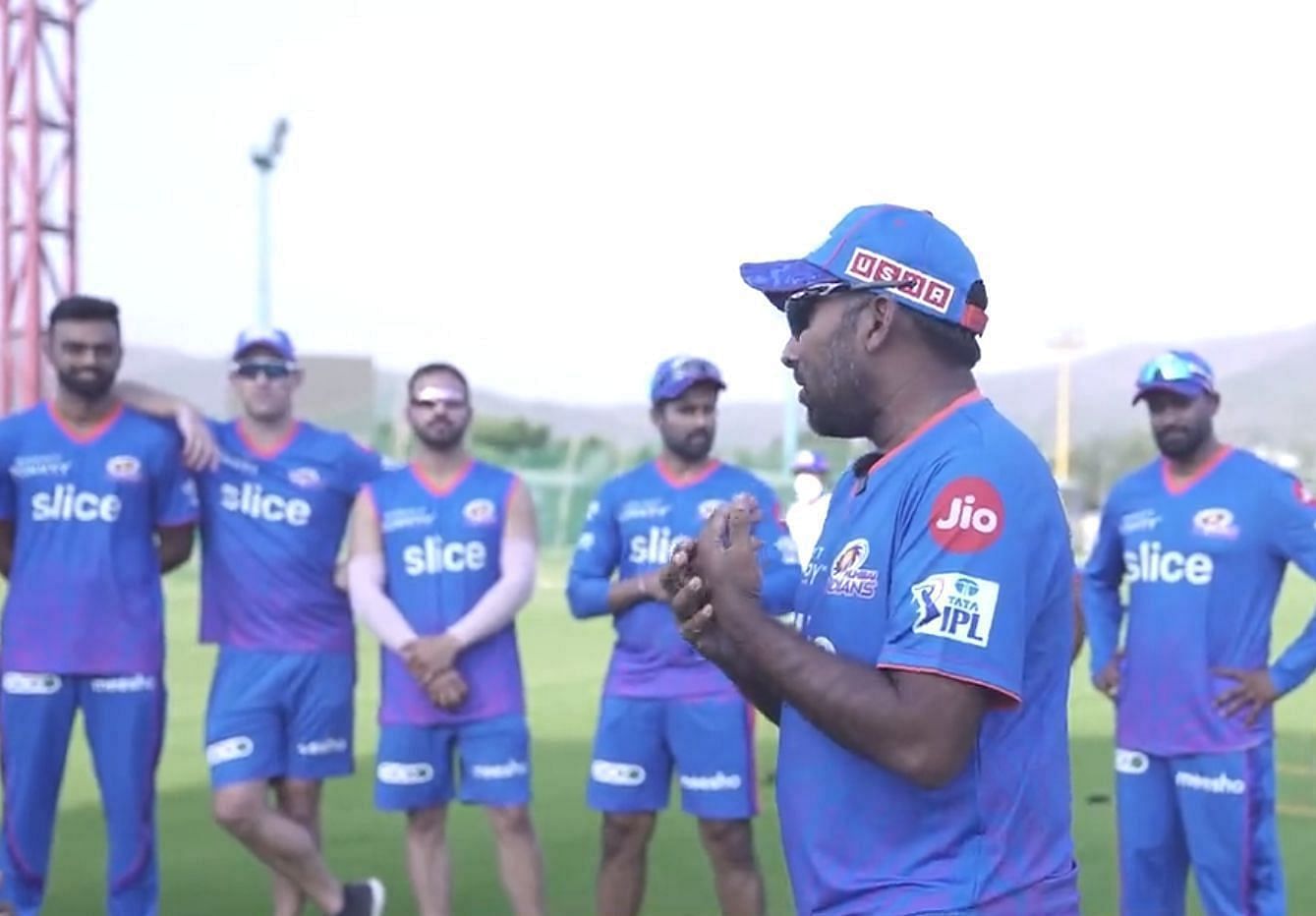 Mahela Jayawardene gives a pep talk to the players. Pic: Mumbai Indians