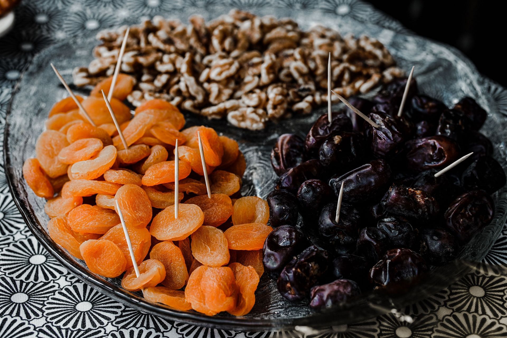 Nuts and dry fruits are a good source of fiber in the diet (Image via Pexels @Mushtaq Hussain)