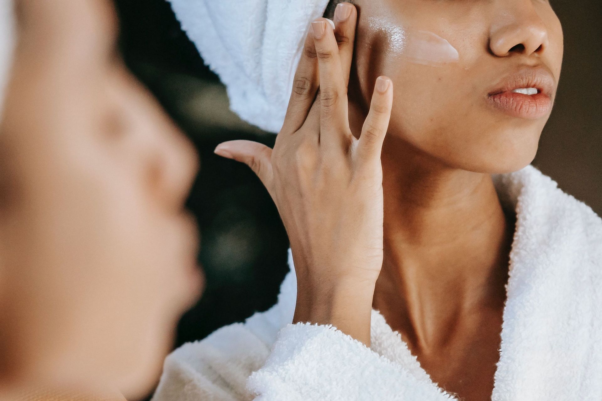 Applying SPF helps in reducing fine lines and wrinkles. (Image via Pexels / Sora Shimazaki)