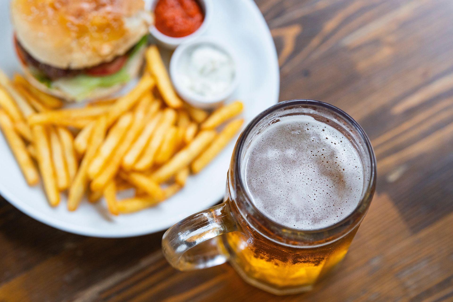 Burger, fries and beer is probably one of the most inflammatory meals (Image via Pexels @Engin Akyurt)