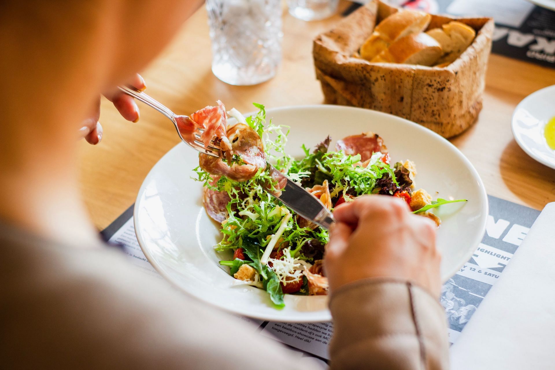 Eating slowly can help you get a flat stomach! (Image via unsplash/Louis hansel)