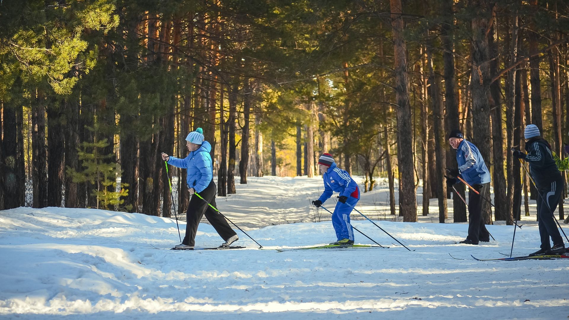Every time you go skiing, your core gets a good workout. (Image via Pexels/ No Name)