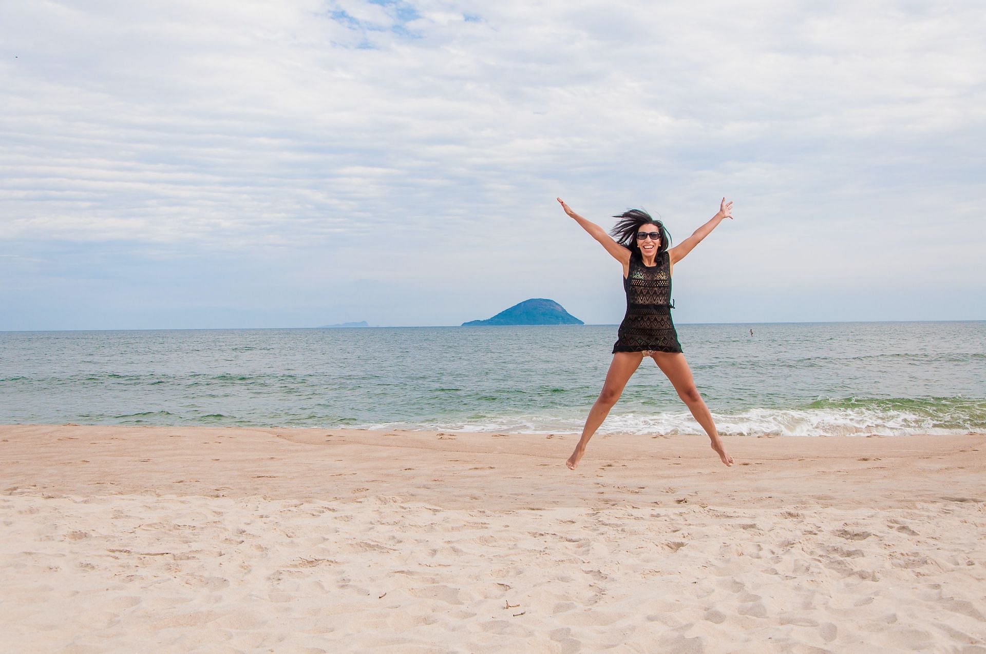 Star jumps make for a great cardiovascular workout! (Image via unsplash/Rodrigo Dos Reis)