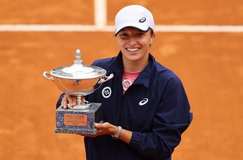 Iga Swiatek with the Internazionali BNL D'Italia 2021 trophy