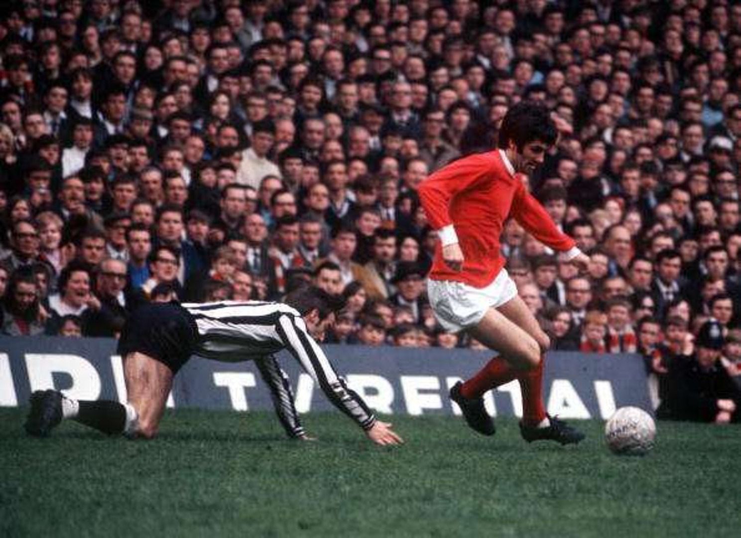 George Best haciendo lo que mejor se le da.