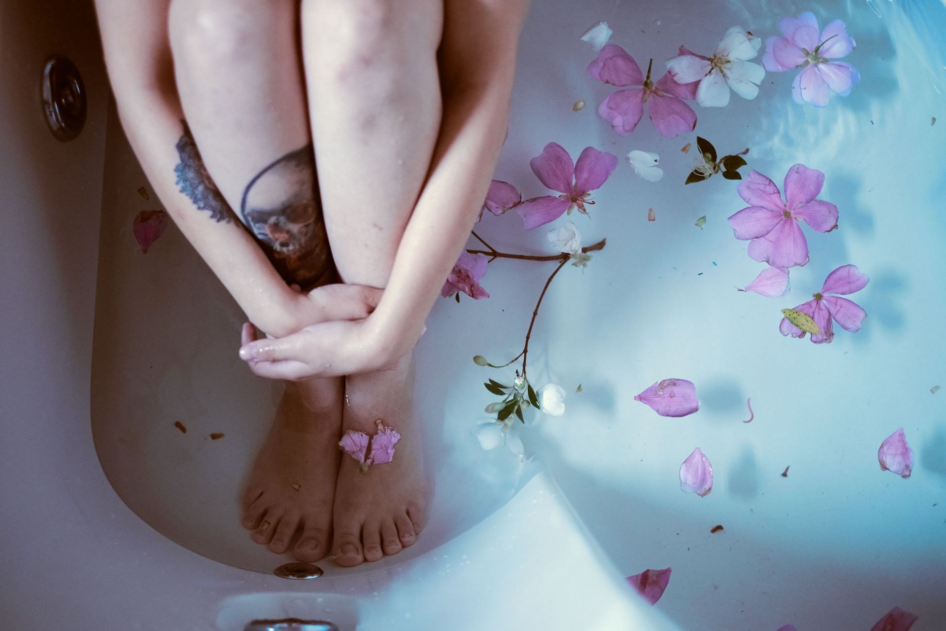 Some people believe that foot detox helps in feeling relaxed. (Image via Pexels/Camila Cordeiro)