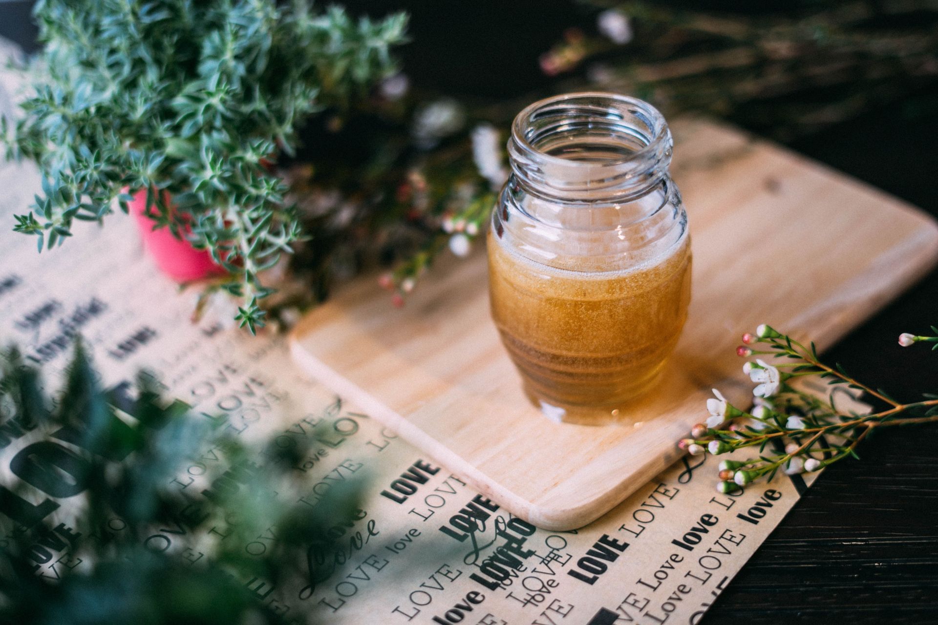 Manuka honey has many skin benefits as well. (Image via Unsplash/ Chinh Le Duc)