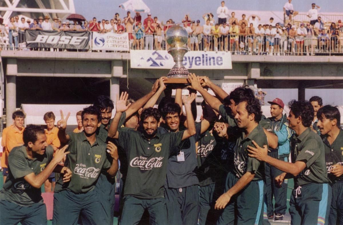1994 में हॉकी विश्व कप जीत ट्रॉफी के साथ पाकिस्तानी टीम।
