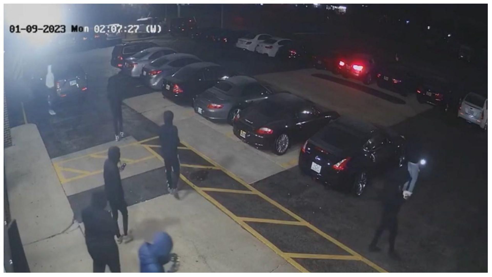 A group of thieves broke into a Chicago car dealership, (Image via FOX 32 Chicago/Youtube)