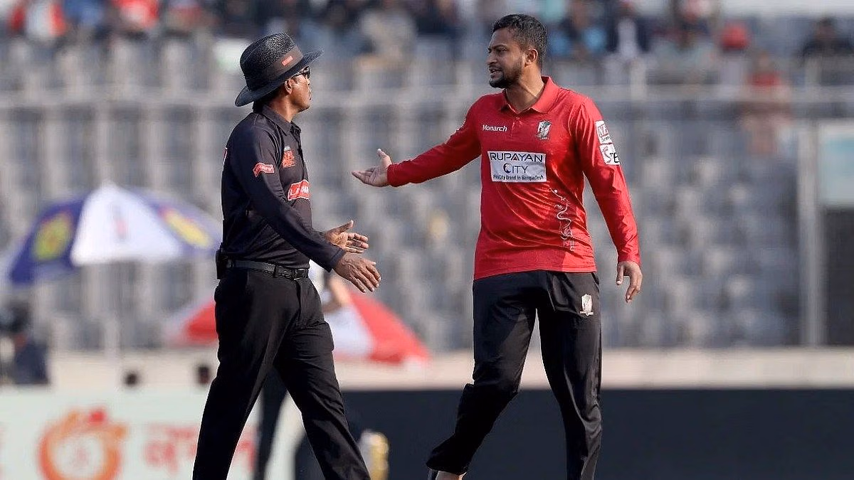 Shakib Al Hasan arguing with the umpire in the BPL.