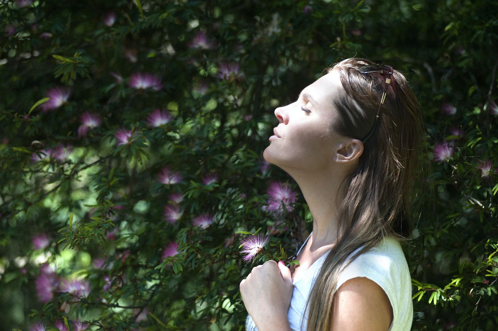 Breathing in deeply can help relieve hiccups (Image via Pexels @Oleksandr Pidvalnyi)