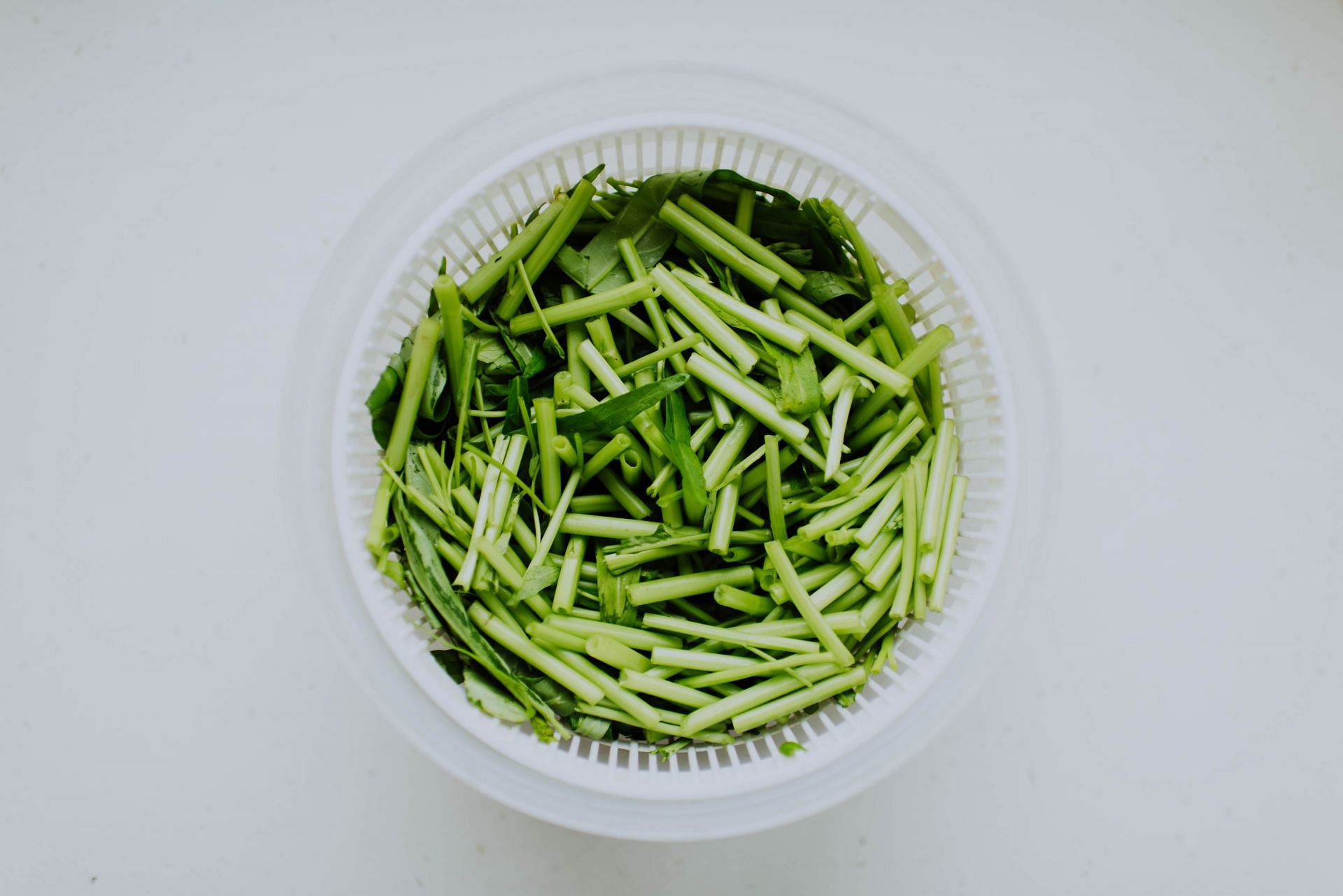 Young green onions are a significant source of dietary fiber (Image via Unsplash/Chuttersnap)