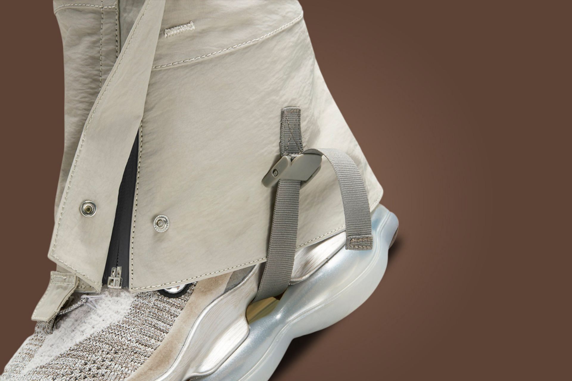 The shoes come with a detachable and weatherproof long sleeve (Image via Nike)