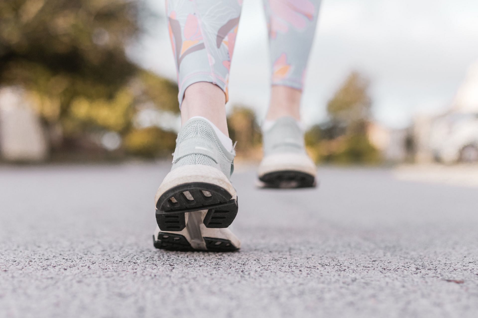 An average person takes between 2,000 and 7,000 steps in a mile. (Image via Unsplash / Sincerely Media)