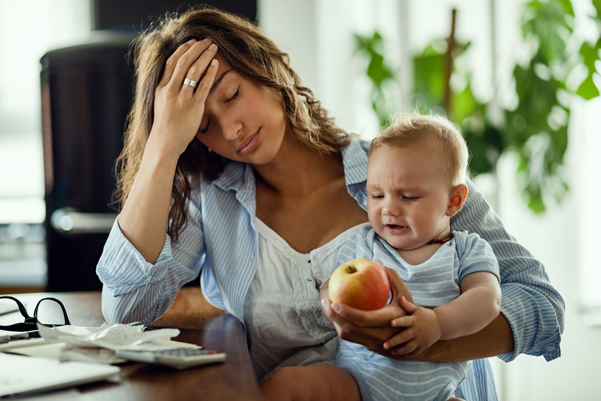 Postpartum depression symptoms can be difficult to deal with. (Image via Freepik/Freepik)