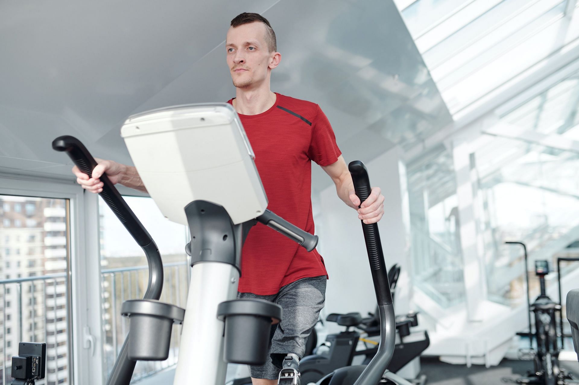 Here are the best elliptical machine exercises to try at home! (Image via pexels/ShotPot)