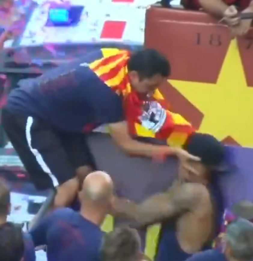 Xavi pushed Neymar during Barca