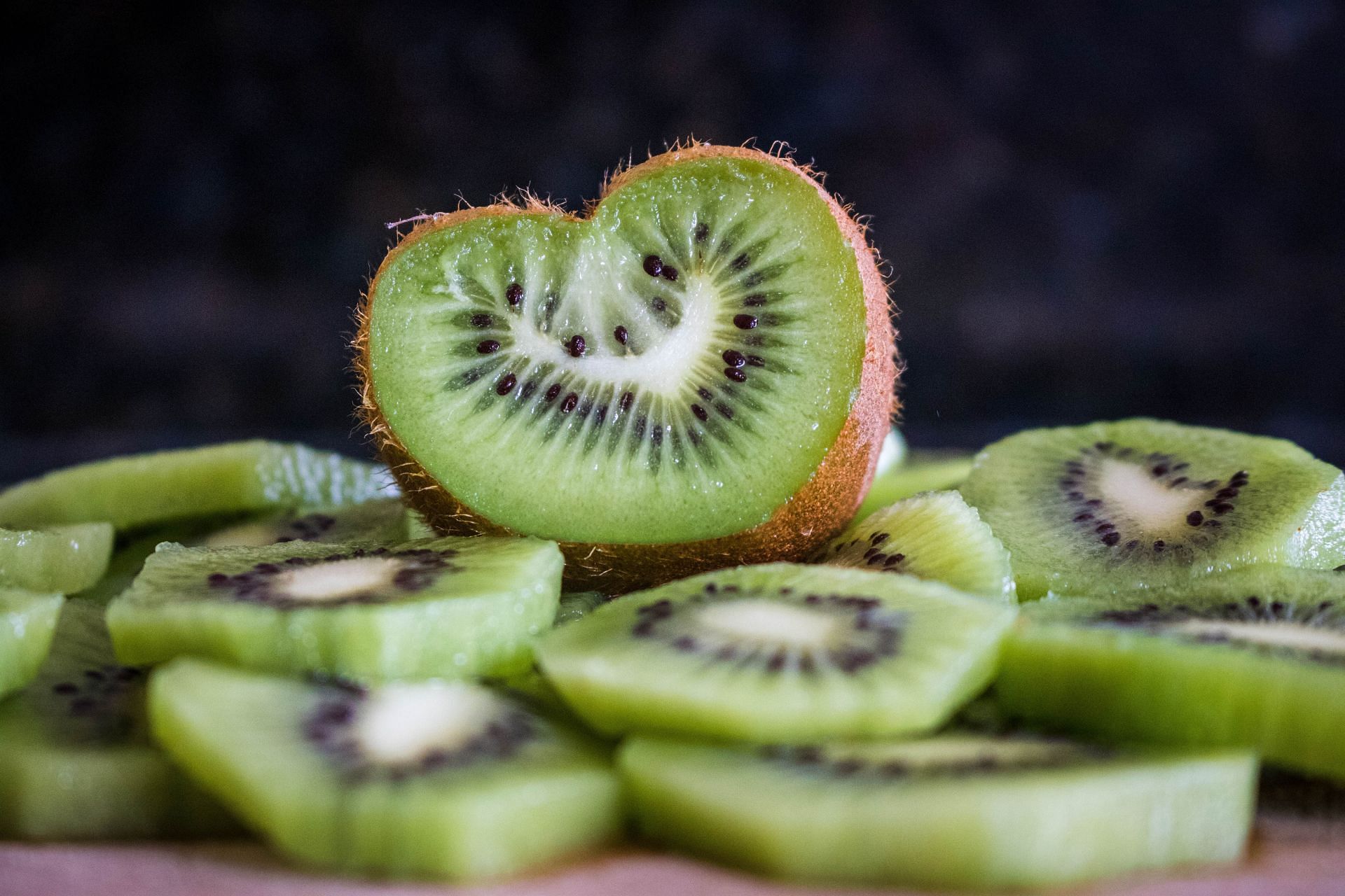 Kiwis are refreshing and nutritious (Image via Unsplash/Lesly Juarez)