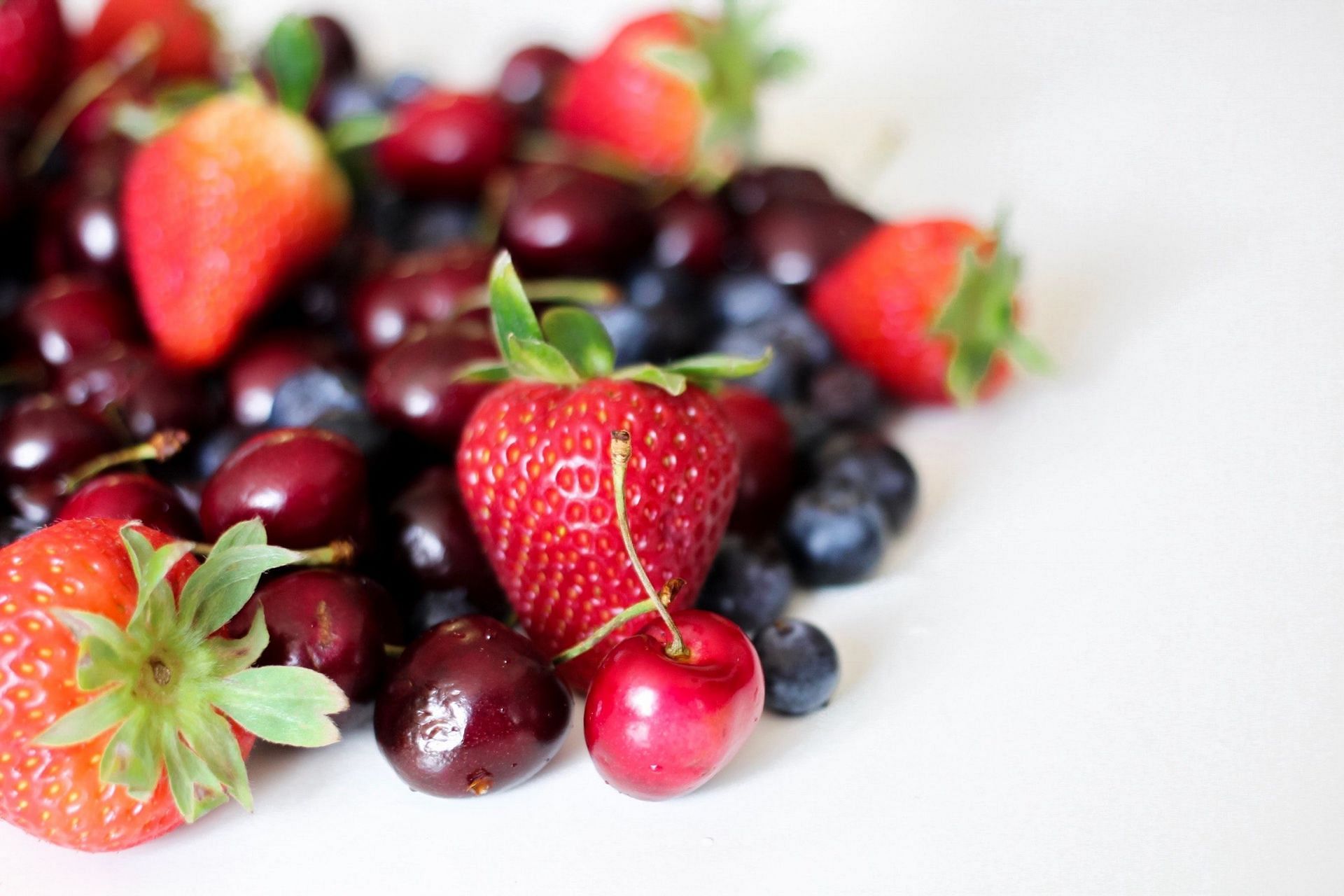 Good old berries are great in lowering cholesterol levels (Image via Pexels @Jane Doan)