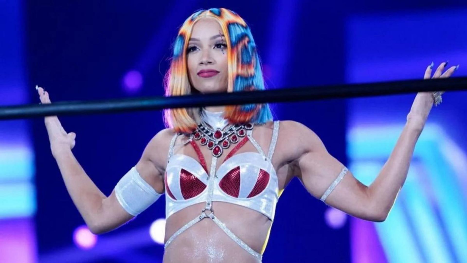 Sasha banks контракт aew 2024. Саша Бэнкс в NJPW. Саша Бэнкс Мерседес моней. Рестлер за спиной. NJPW wrestle Kingdom 17.