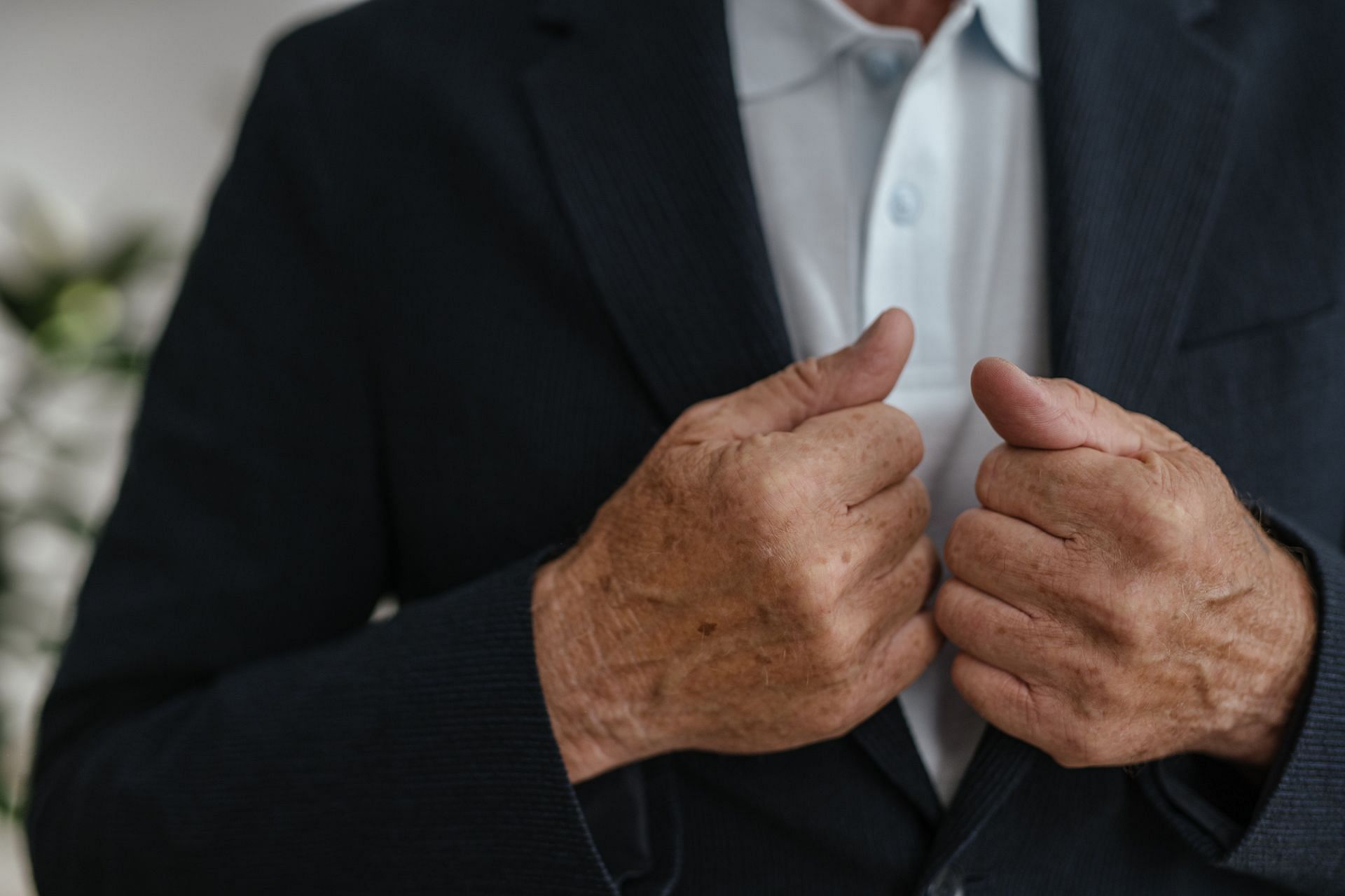 Trigger finger can cause limited hand mobility (Image via Pexels/Shvets Production)