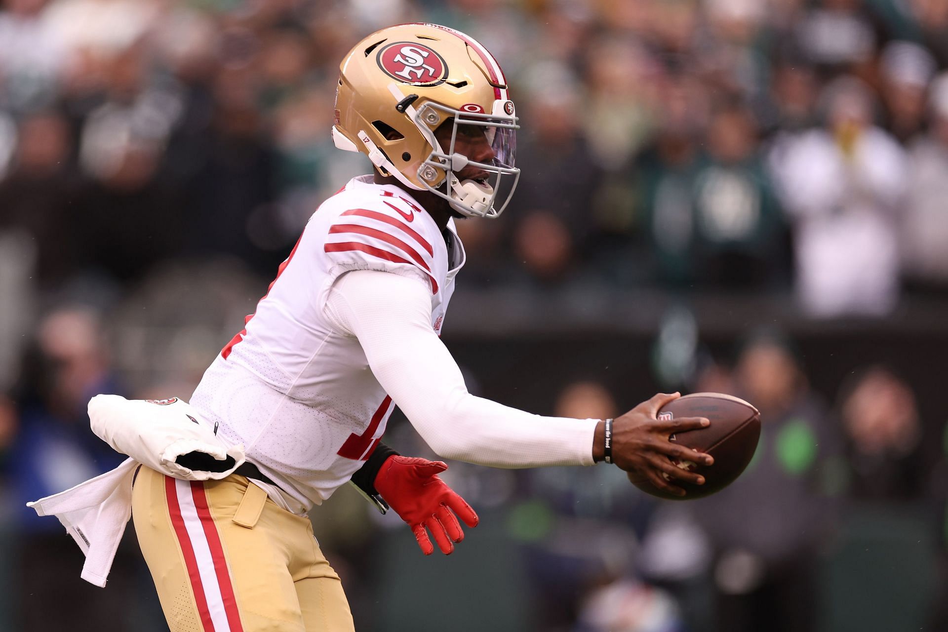 San Francisco 49ers quarterback Brock Purdy lobs alley-oop fade ball to  49ers wide receiver KeeSean Johnson for two-point conversion